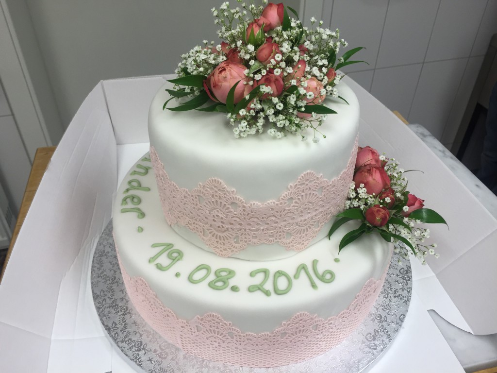 2 stöckige romantische Hochzeitstorte Tortenspitze