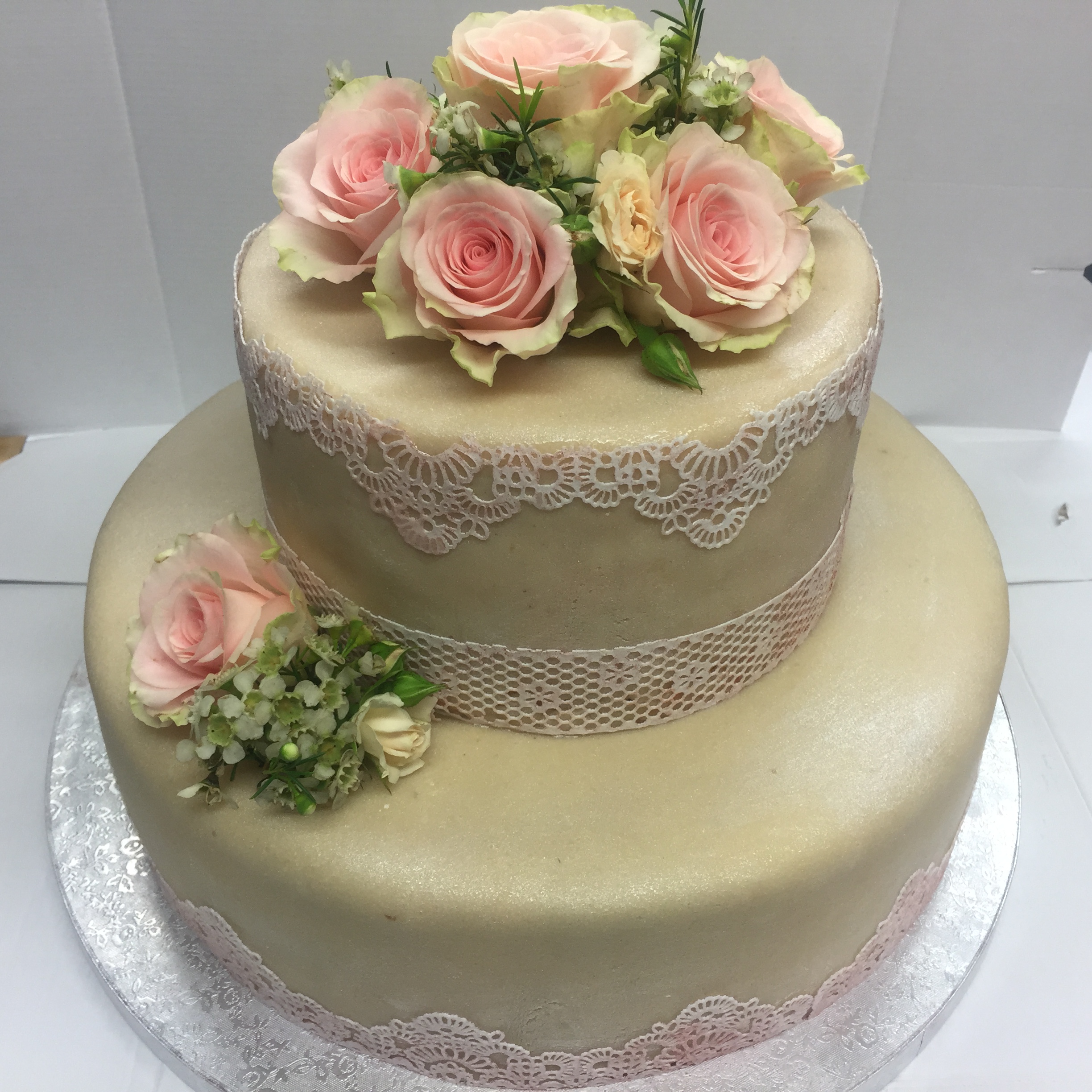 Einzigartig Zweistöckige torte Goldene Hochzeit Schmuck Website